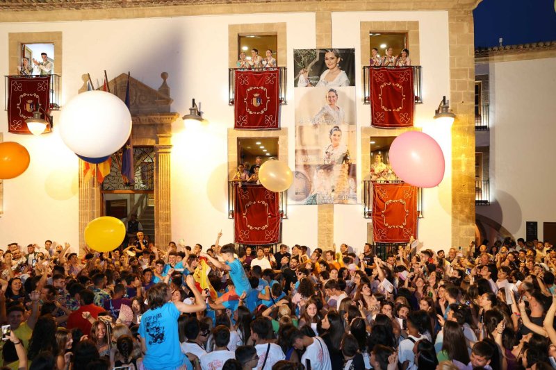 El pregó de Fogueres de Xàbia fa bullir la Plaça de l’Església El pregó de Fogueres de Xàbia fa bullir la Plaça de l’Església